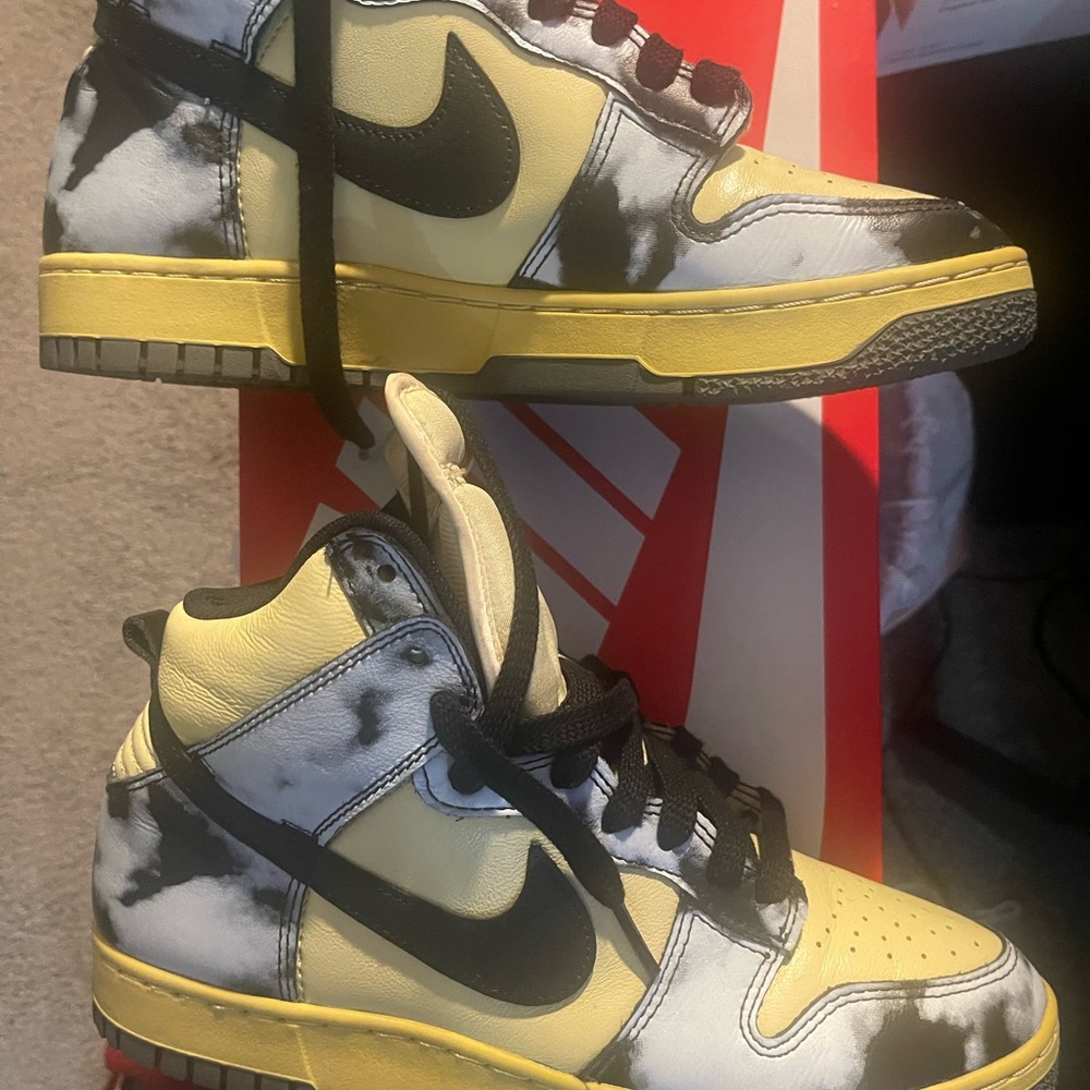Nike Yellow and Black Sneakers Classic Design